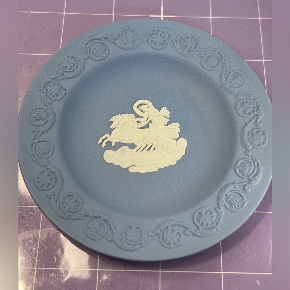 "Aurora and the Chariot of Dawn", Wedgwood blue jasperware trinket dish